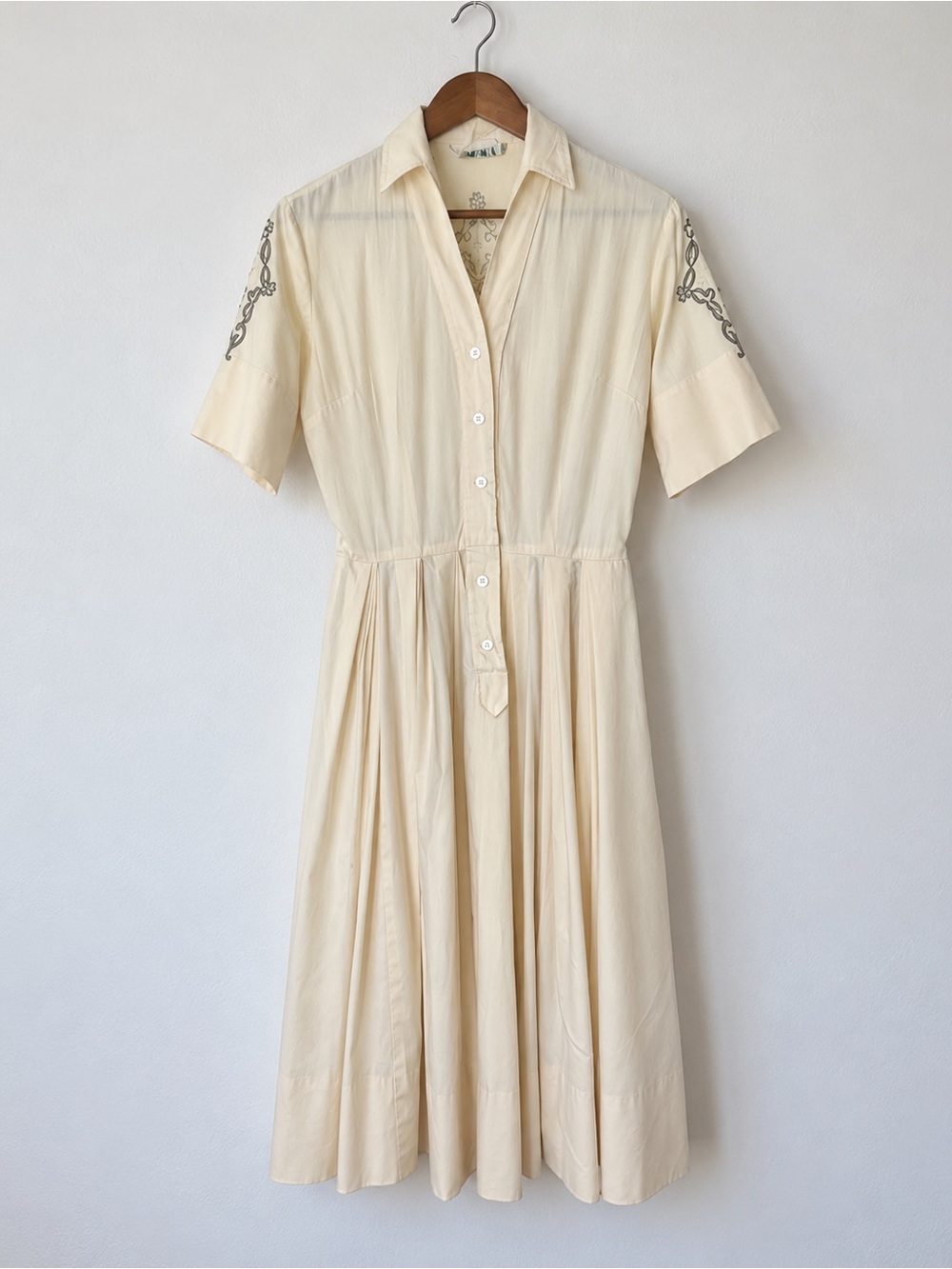 Vintage 1950s Cream Shirtwaist Dress Embroidered Full Skirt Womens M